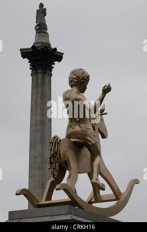 Strutture impotente, Figura 101 'ragazzo su un cavallo a dondolo" quarta plinto Trafalgar square Londra Regno Unito 4,1 alta scultura in bronzo Foto Stock