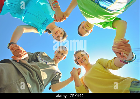 Quattro bambini tenendo le mani Foto Stock