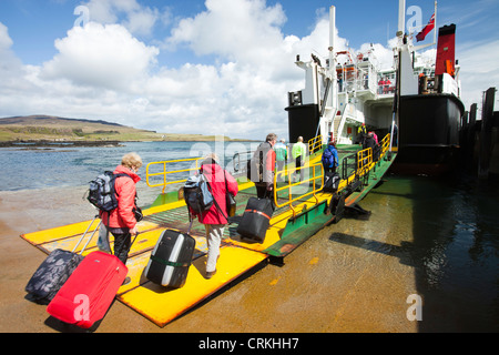 I passeggeri di salire a bordo del Caledonian Macbrayne traghetti, Loch Nevis, i servizi a cui l'isola di Eigg da Mallaig Foto Stock