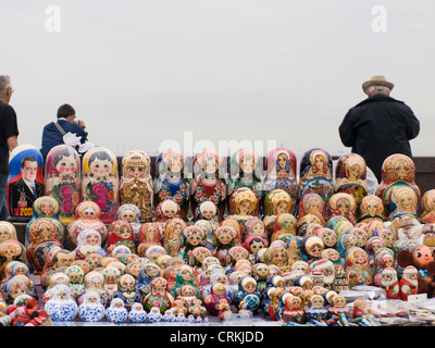 Matruska stand di souvenir con Medvedev doll sull'emarginare Mosca Russia Foto Stock