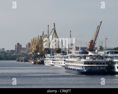 Vista del porto di Mosca in Russia visto dal fiume nave da crociera Foto Stock