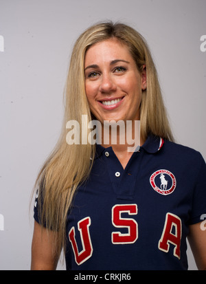 Giocatore di volleyball della spiaggia aprile Ross presso il Team USA Media Summit a Dallas, TX in anticipo delle Olimpiadi di Londra 2012. Foto Stock