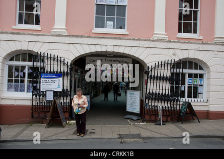 Main High street grande Torrington Devon Foto Stock