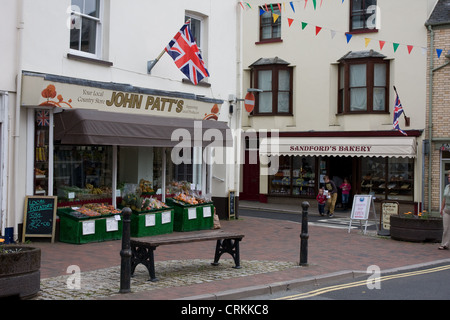 Principali negozi di high street grande Torrington Foto Stock