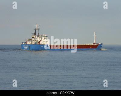 Il generale nave da carico '''Anna Marie' entrata sul fiume Elba Foto Stock