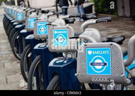 Una fila di TFL Noleggio cicli sponsorizzato da Barclays Bank di Londra Inghilterra Foto Stock