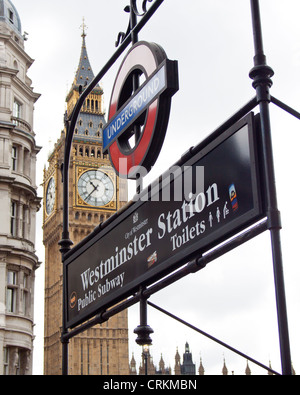 La stazione di Westminster segno e la Regina Elisabetta La Torre, Casa del Parlamento Foto Stock