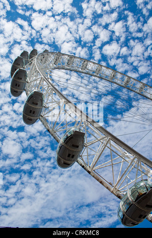 Guardando il London Eye contro un cielo blu con nuvole bianche Foto Stock