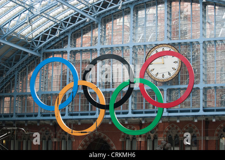 Anelli olimpici St Pancras International Station London 2012 evento olimpico Uk '1 anno per andare' dell'evento Foto Stock