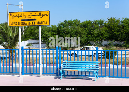 Un segno che indica la direzione a Monastir e Mahdia in arabo e in francese presso la stazione ferroviaria, Tunisia Foto Stock