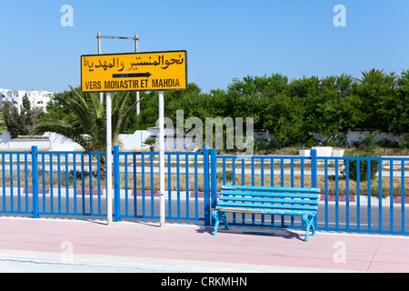 Una targhetta indicante la direzione a Monastir e Mahdia in arabo e in francese presso la stazione ferroviaria, Tunisia Foto Stock
