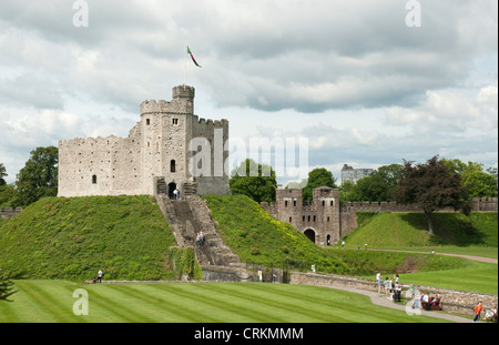 Vista del Castello di Cardiff mantenere e fossato, Cardiff Wales, Regno Unito Foto Stock