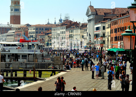 La folla sulla Riva degli Schiavoni Venezia Lungomare Italia Foto Stock