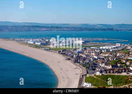 Vista su tutta Chiswell e West Bay dall'isola di Portland nel Dorset, England, Regno Unito Foto Stock