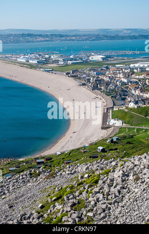 Vista su tutta Chiswell e West Bay dall'isola di Portland nel Dorset, England, Regno Unito Foto Stock