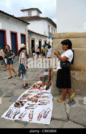 Paraty Brasile America del Sud brasiliano mercante di souvenir Foto Stock