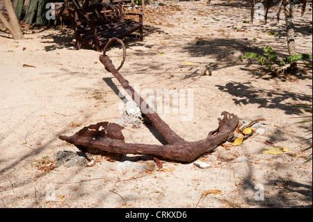 Rusty nave àncora sull'isola Grand Cayman Foto Stock