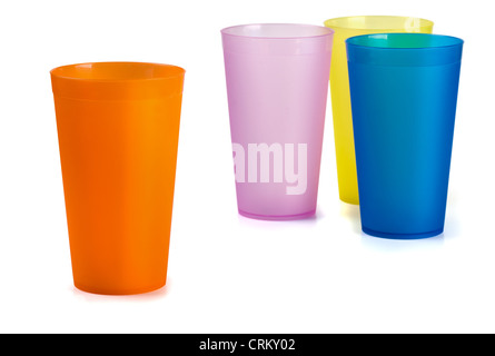 Quattro coloratissimi bicchieri in plastica isolato su bianco Foto Stock