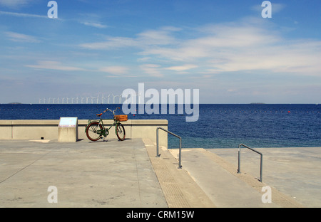 Amager Strandpark con Middelgrunden wind farm in background, Copenaghen Foto Stock