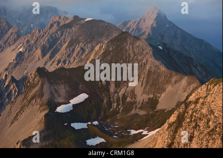 Celebrazione austriaca per il tradizionale solstizio d'estate festival denominato Sonnwendfeuer sulla Nordkette cresta sopra Innsbruck Foto Stock
