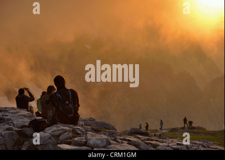 Celebrazione austriaca per il tradizionale solstizio d'estate festival denominato Sonnwendfeuer sulla Nordkette cresta sopra Innsbruck Foto Stock
