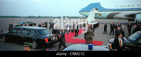 George Bush nel andando dalla Air Force One limousine blindata Foto Stock