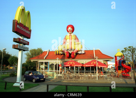 Di Emden, un ramo di McDonalds con un clown sul tetto Foto Stock