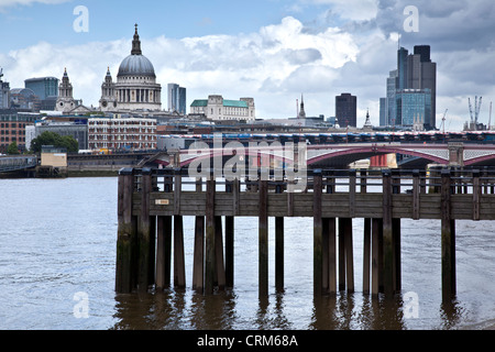 Wharf vicino Oxo Tower Building con lo skyline di Londra in background Foto Stock