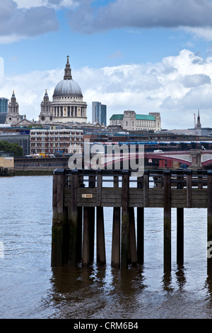 Wharf vicino Oxo Tower Building con lo skyline di Londra in background Foto Stock