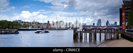 Wharf vicino Oxo Tower Building con lo skyline di Londra in background Foto Stock