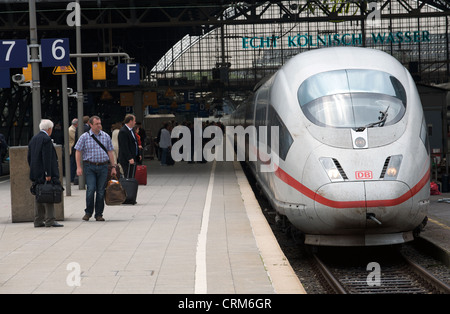 ICE3 (Intercity Express) passeggeri che arrivano in treno alla stazione ferroviaria principale (Hauptbahnhof) Colonia Germania Foto Stock