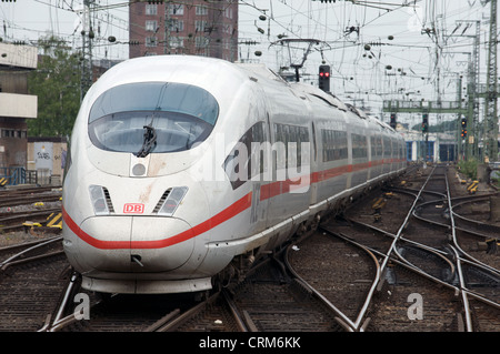 ICE3 (Intercity Express) treni passeggeri in partenza dalla stazione ferroviaria principale (Hauptbahnhof) Colonia Germania Foto Stock