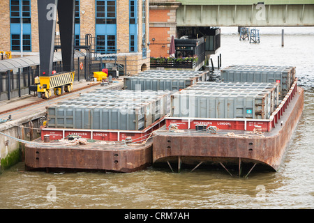 Chiatte riempite di spazzatura sul Fiume Tamigi, Londra, Regno Unito. Foto Stock