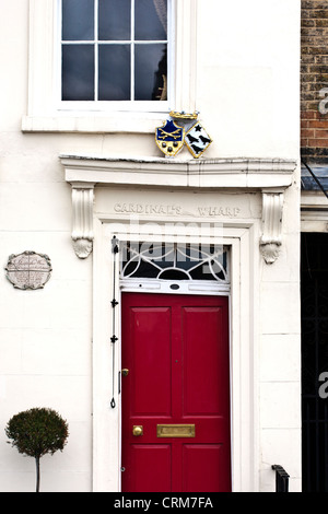 Rosso porta anteriore al Cardinale's Wharf sul lato sud del fiume Tamigi a Londra Foto Stock