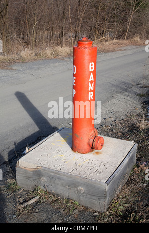 Idrante di fuoco con segno umoristico nel cemento legge 'non torna su con il tour bus'. Centralia, Pennsylvania centrale, STATI UNITI D'AMERICA Foto Stock