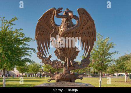 Mexican Golden Eagle stemma nazionale e la guarnizione, scultura su Plaza de la Republica di Reynosa, Rio Grande Valley, Messico Foto Stock