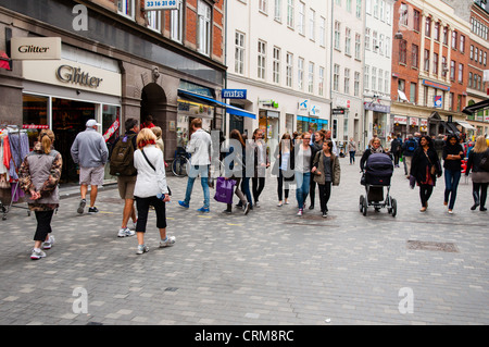 Kobmagergade strada pedonale centrale di Copenhagen DANIMARCA Europa Foto Stock