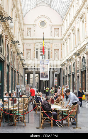 Cafe at Royal Saint Hubert gallerie a Bruxelles, in Belgio Foto Stock