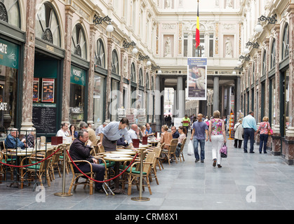 Cafe at Royal Saint Hubert gallerie a Bruxelles, in Belgio Foto Stock