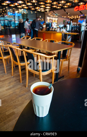 Tazza di tè nel ristorante cafe Kulturhuset Casa della Cultura (1974) centrale di Stoccolma Svezia Europa Foto Stock