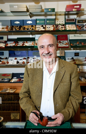 Ritratto di una matura il tabacco shop proprietario Foto Stock