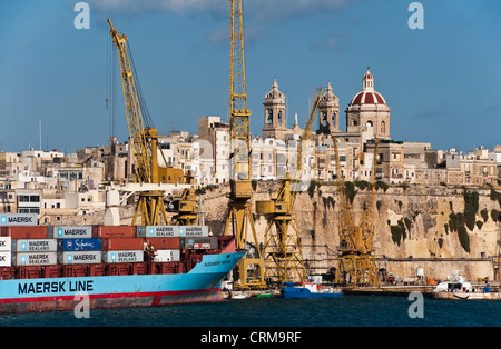 Una nave container Maersk Line attraccata nel Grand Harbour, la Valletta, Malta Foto Stock