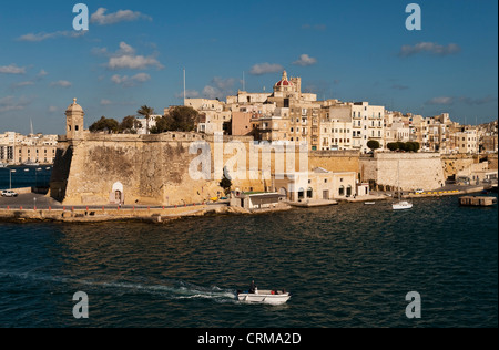 Una vista della città vecchia di Senglea, Malta, con i resti di Fort St Michael (1581) che si affaccia sul Grand Harbour Foto Stock