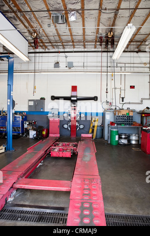 Svuotare il paranco in officina per auto Foto Stock