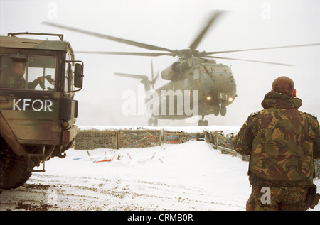 Bundeswehr elicottero atterra in Prizren, Kosovo Foto Stock