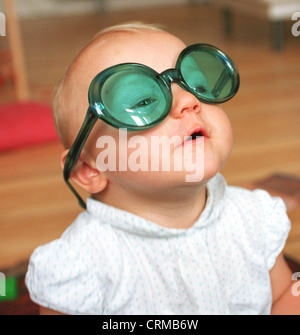 Giochi per bimbi (11 mesi) con gli occhiali, Berlino Foto Stock