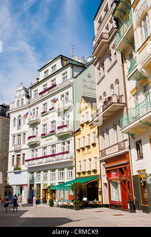 Lazenska strada pedonale cetral città termale di Karlovy Vary Repubblica Ceca Europa Foto Stock