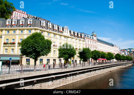 Case lungo Vridelni riverside street central città termale di Karlovy Vary Repubblica Ceca Europa Foto Stock