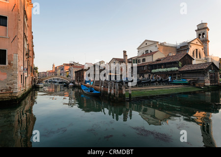 Squero di San Trovaso gondole in Dorsoduro Venezia Foto Stock