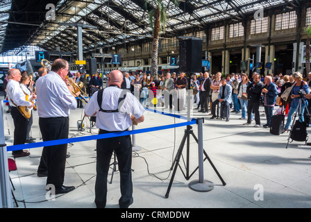 Parigi, Francia, grande pubblico, alla New Orleans Jazz Band, Orchestra che si esibisce in stazione ferroviaria, National Music Festival, (giornata Mondiale della musica) "Fete de la Musique", American Spring Jazz Band Concert Crowd Foto Stock